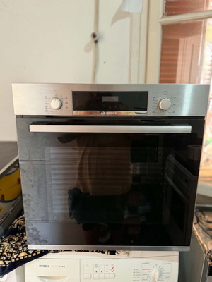 Bosch exhibition oven like new with written warranty