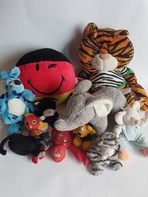 Plush toys used, set of multiple pieces