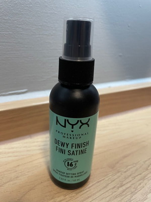 NYX Dewy Finish σπρέι σταθεροποίησης μακιγιάζ καινούριο, 60ml