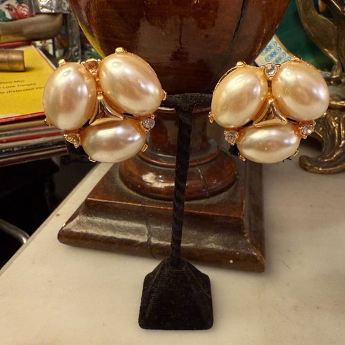 Faux pearl earrings like new, classic clip-on gold metal