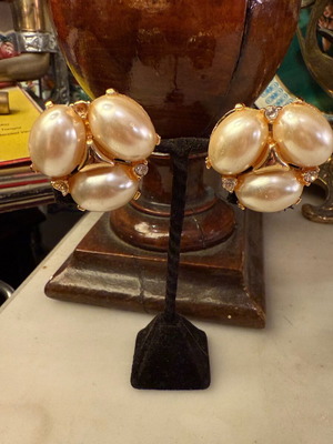 Faux pearl earrings like new, classic clip-on gold metal