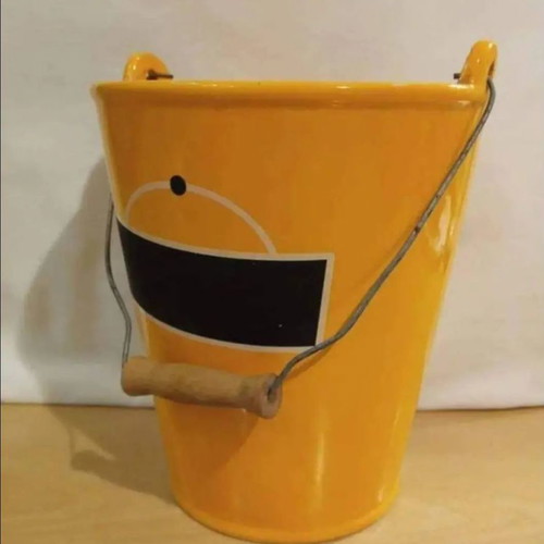 Country yellow ceramic kaspo used with chalk label and handle