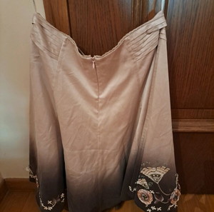 Фуста Karen Millen в телесен цвят с цветя