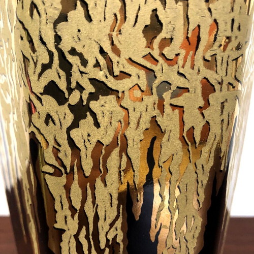 Handmade vase used with 24-carat gold leaf
