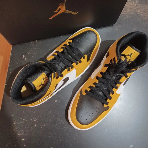 Air Jordan 1 Mid Taxi/White/Black new, size EU 44.5