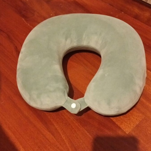Travel pillows like new, set of 2 with memory foam and washable covers