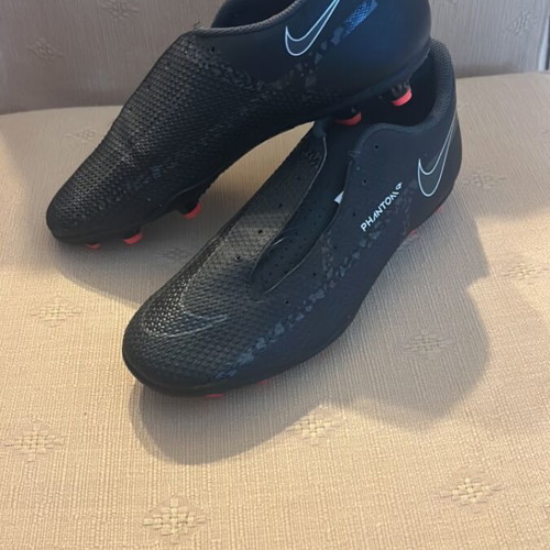 Nike football shoes like new, size 42, without laces, black