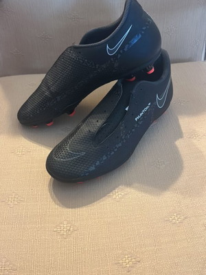 Nike football shoes like new, size 42, without laces, black