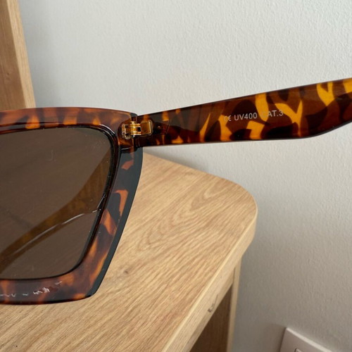 Women's sunglasses with small scratch, like new
