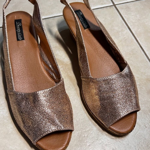 Bronze sandals with straw effect sole like new