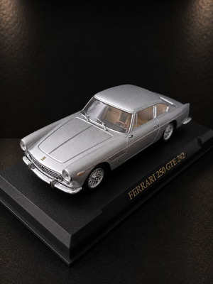 Ferrari 250 GTE 2+2 1:43 collectible model like new