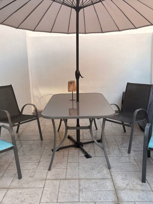 Garden dining set with glass table, umbrella and 4 chairs
