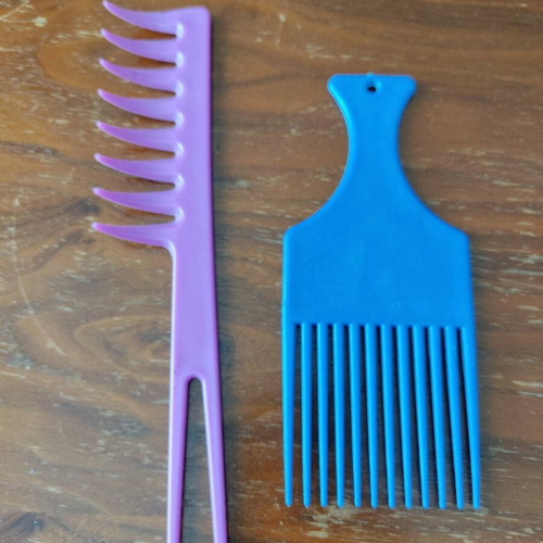 Comb set like new, blue and purple for hair care