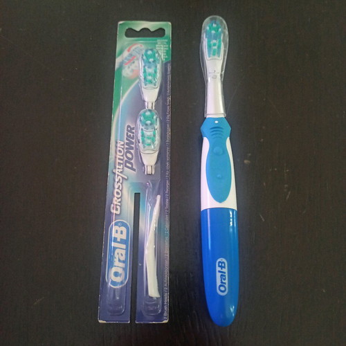 Oral-B Cross Action new with sealed replacement set