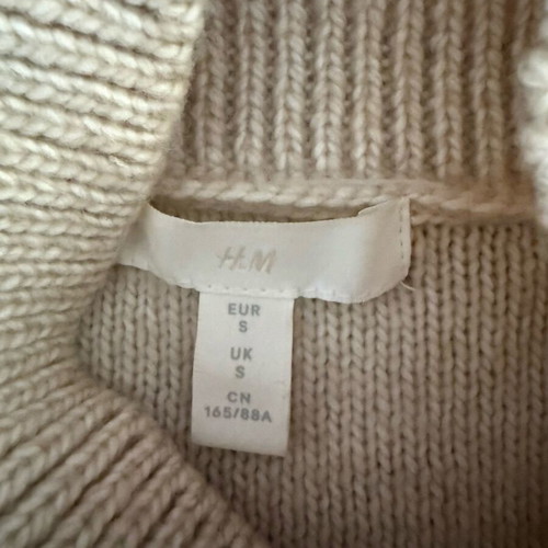 Beige knitted dress H&M like new with turtleneck and oversize sleeves