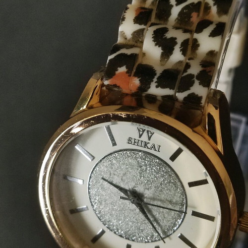 Watch with leopard silicone strap like new, women's