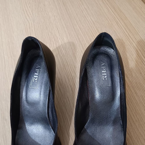 Black leather pumps, size 40