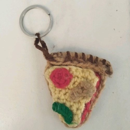 Knitted pizza keychain like new, beige multicolor