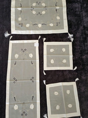 Table linen set of 4 beige gold with leaf and flower print