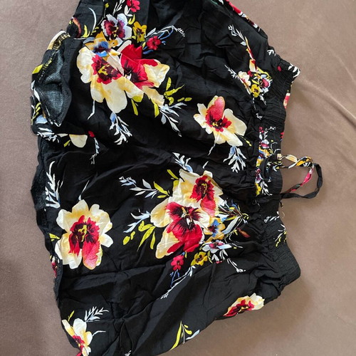 Women's floral fabric shorts airy and cool like new, size XL/XXL