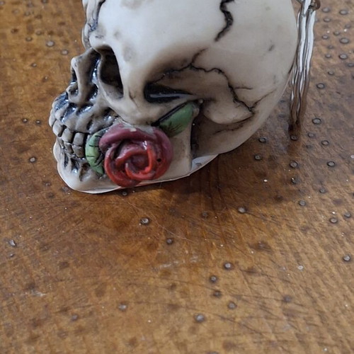 Aldor Giftware Ceramic Skull Keychain with Rose, Gothic