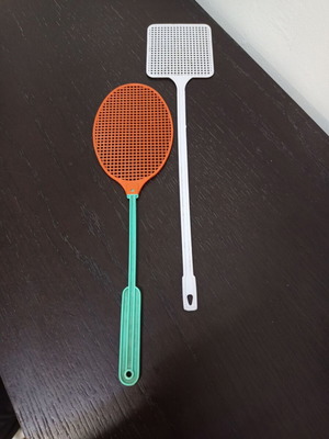 Fly swatter set of 2 like new