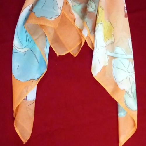 Scarf with patterns 0.60x0.60 non-creasing