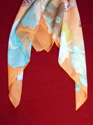 Scarf with patterns 0.60x0.60 non-creasing