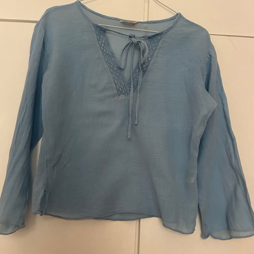 GUESS JEANS AUTHENTIC, airy 100% cotton, sky blue color, size M.