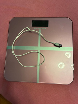 Ψηφιακή ζυγαριά βάρους με καλώδιο φόρτισης USB σε ροζ σαν καινούργιο