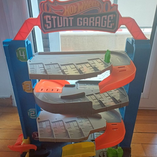 Hot Wheels Stunt Garage play set new for ages 3+