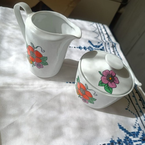 Sugar bowl and creamer set like new