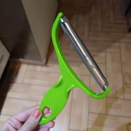 Vegetable peeler like new, vegetable cutter