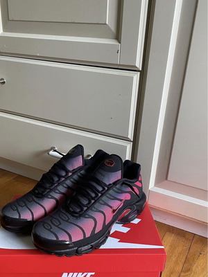 Nike Air Max Plus sneakers size 42.5 like new, black and red