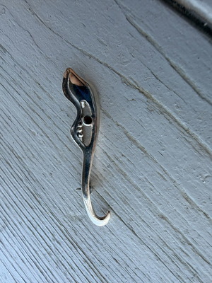 Silver brooch like new, silver color