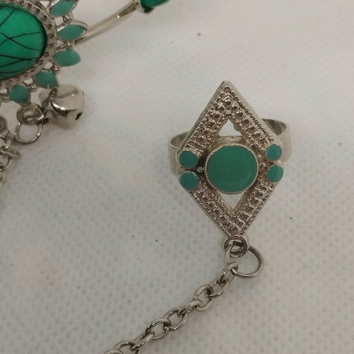 Bracelet ring used with emerald-colored stones