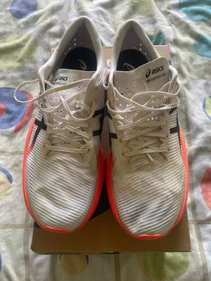 Asics Metaspeed Sky 2 αθλητικά μεταχειρισμένα, μέγεθος 42.5, άσπρο και κόκκινο