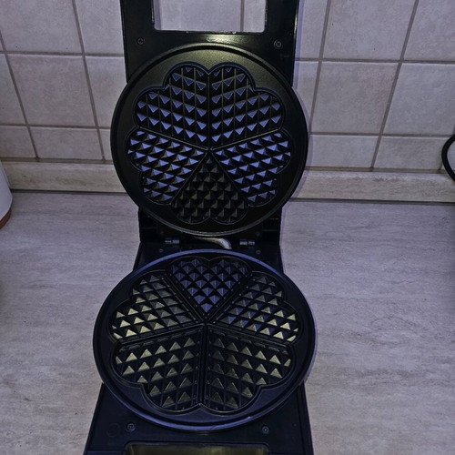 Waffle maker like new non-stick