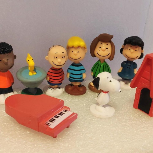 Peanuts Snoopy & Charlie Brown collectible figure set like new