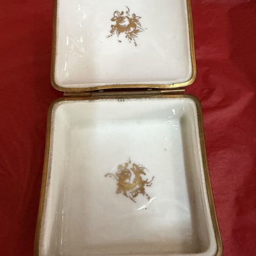 Sevre box in like new condition, 9x9x4 cm