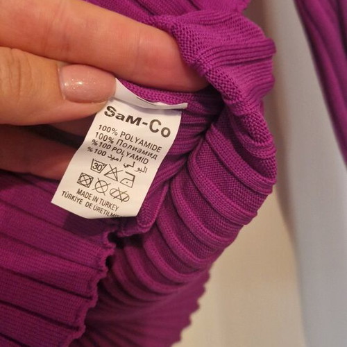Knitted sweater magenta like new, one size, elastic