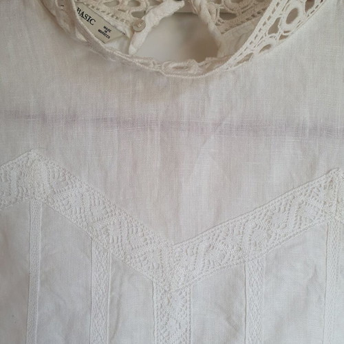Zara medium blouse 100% linen like new with lace detail