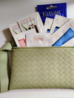 Mint Green Toiletry Bag with 8 Skincare Samples, new