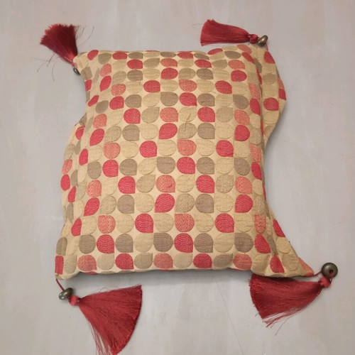 English table runner set like new with 2 sizes and cushion