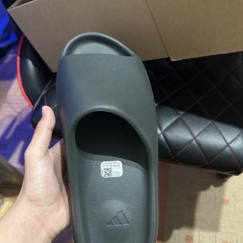 Yeezy Slide Onyx Size 46 Like New