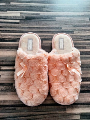 Fur slippers like new, size 38, pink-salmon with fur