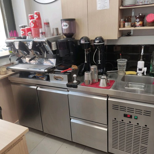 Professional refrigerator like new with two large drawers and double door
