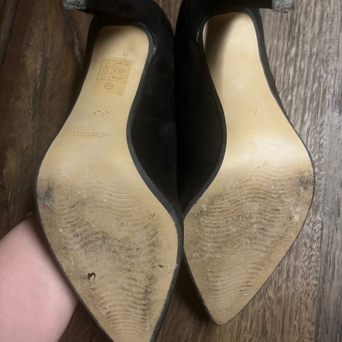 Moustakis black leather pumps size 35 like new with box