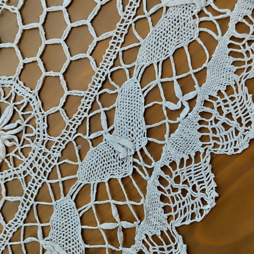 Vintage table runner with bobbin lace in light gray, like new, 80x33 cm