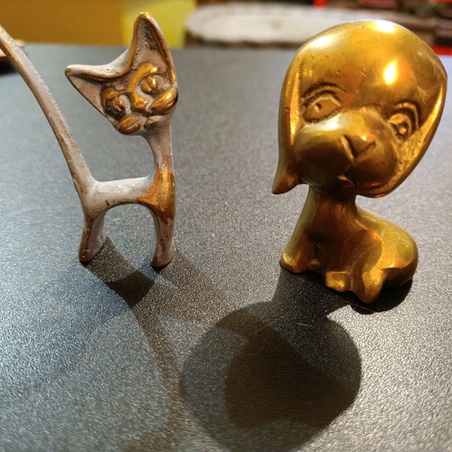 Bronze decorative miniatures like new, dog paperweight, cat with patina